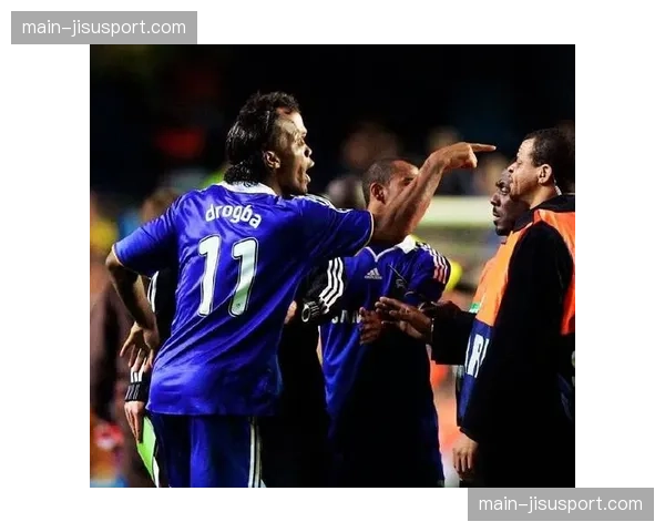 战地报告：瓢泼大雨中的斯坦福桥，切尔西球迷在失利后的复杂表情