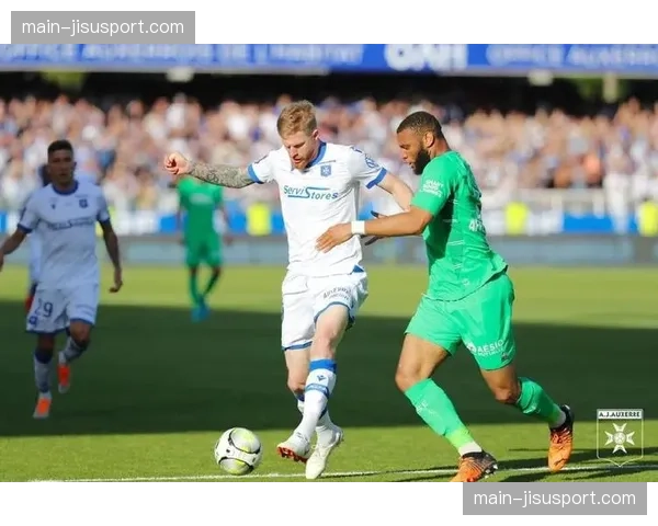 绝平之后：欧塞尔更衣室庆祝保级路上关键一分