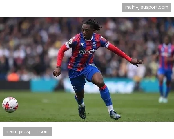 特写：穆西亚拉获评赛季最佳球员，赛后与恩师图赫尔拥抱